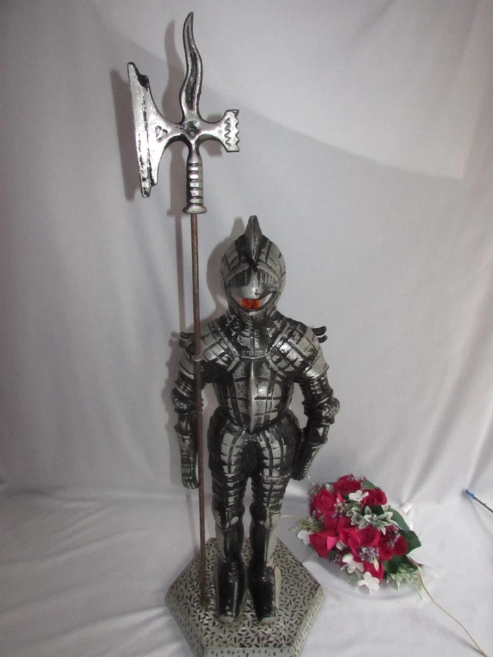MEDIEVAL KNIGHT IN ARMOR STATUE FIGURE HOLDING A SPEAR & IT LIGHTS UP 31 ½" TALL - Image 2 of 4