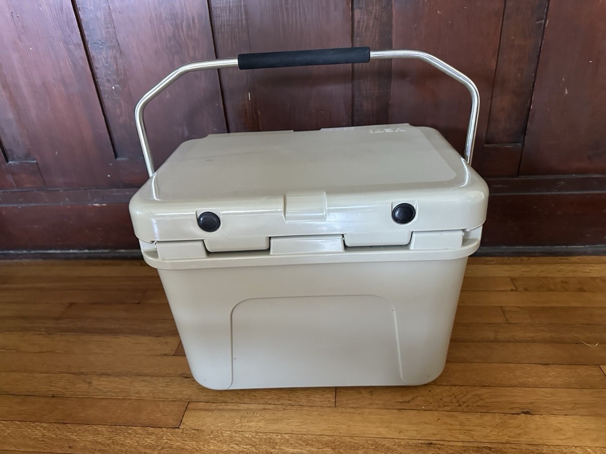Yeti Roadie 20 Tan Cooler Discontinued Model Includes Drain Plug