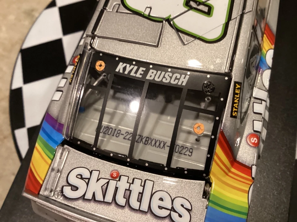 Kyle Busch #18 Skittles Zombie 1:24 2020 Camry Elite - Envío gratuito Foto 4 de 4