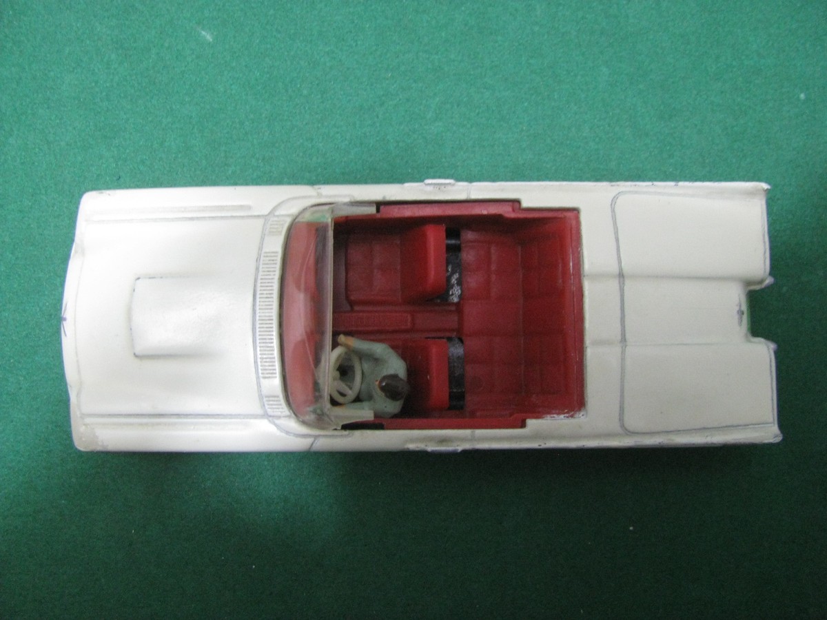 La Ford Thunderbird blanche miniature de Dinky Toys au 1/43e