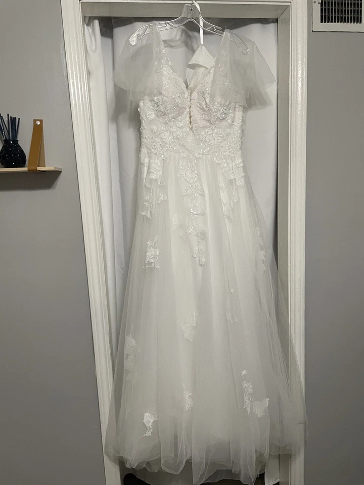 Wedding Dress White Sz 14 Flutter Sleeve A Line Elegant Lacy Embroidery Beading - Image 4 of 4