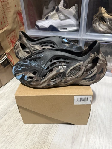Taglia 13 Yeezy Foam Runner MX Cinder nuovo ID4126