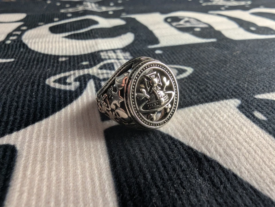 Anillo Vivienne Westwood Plata Respaldo Abierto con Orbe Calavera y Estrellas Reino Unido Talla L Foto 2 de 4