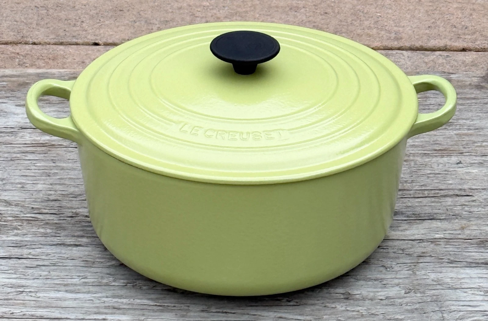 Le Creuset Cast Iron 26 Dutch Oven with Lid Matte Pistachio Green 5-1/2 Qt.