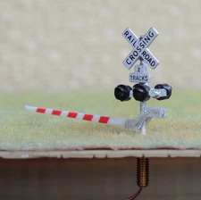 2 x N scale model railroad grade crossing signal with gate arm + flasher #NS42