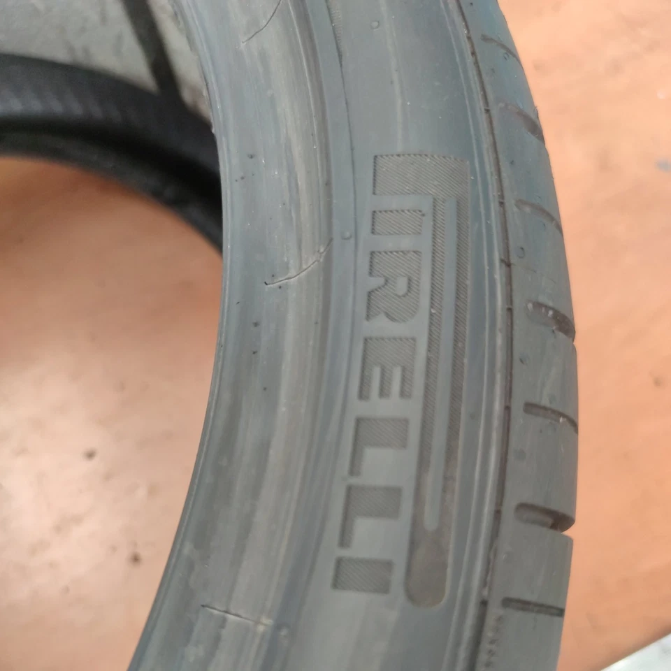 305 30 20 Pirelli 7.7mm Tread X 1 - Image 2 of 4