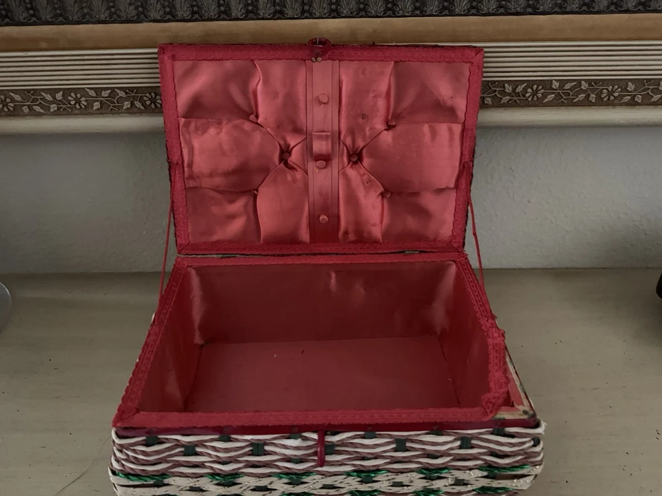 Cesta de costura de mimbre tejida vintage Foto 2 de 4