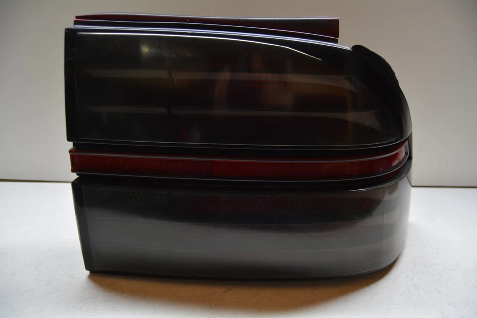 CHEVROLET BERETTA 1989-1996 LUZ TRASERA LADO PASAJERO DERECHO OEM, 166-01618 Foto 2 de 4