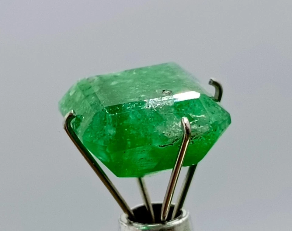 2.5 Carats Step Cut Emerald Shape Green Natural  Emerald Gemstone from Pakistan - Image 3 of 4