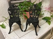 Deux mini chaises en fonte