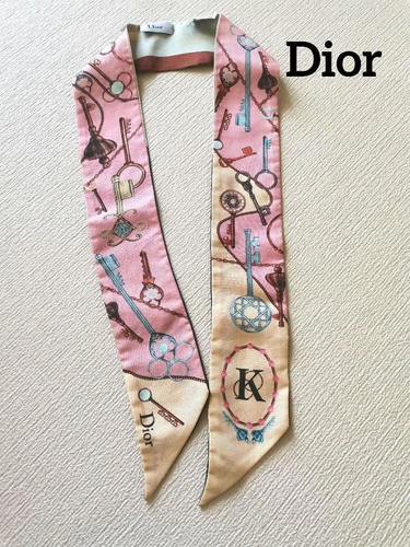 Foulard Dior en soie rose pour femme accessoire de mode parfait pour le cou et les cheveux