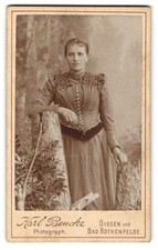 Fotografie Karl Beucke, Dissen, Elegante Dame in einem Wald CDV /Kabinett-Foto