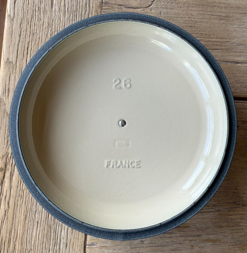 Le Creuset Signature Braiser Shallow Casserole 2.25 qt 10.25 in Marseille NEW - Picture 8 of 11