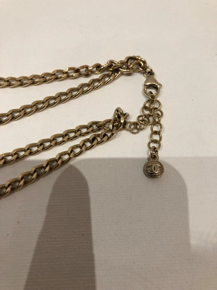 Collar Chanel dorado, largo, solo usado en pocas ocasiones Foto 4 de 4