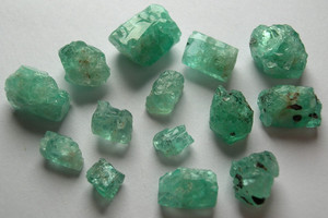 BERYL / EMERALD, LIGHT GREEN CRYSTAL ROUGH, COLUMBIA, SOUTH AMERICA