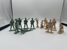 Plastic Green And Tan Army Men Toy Soldiers Multiple Poses Lot of 13