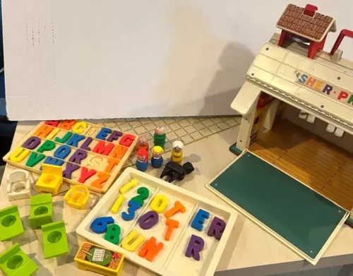 VINTAGE FISHER-PRICE LITTLE PEOPLE 923 PLAY FAMILY SCHOOL HOUSE toy usa 1970's