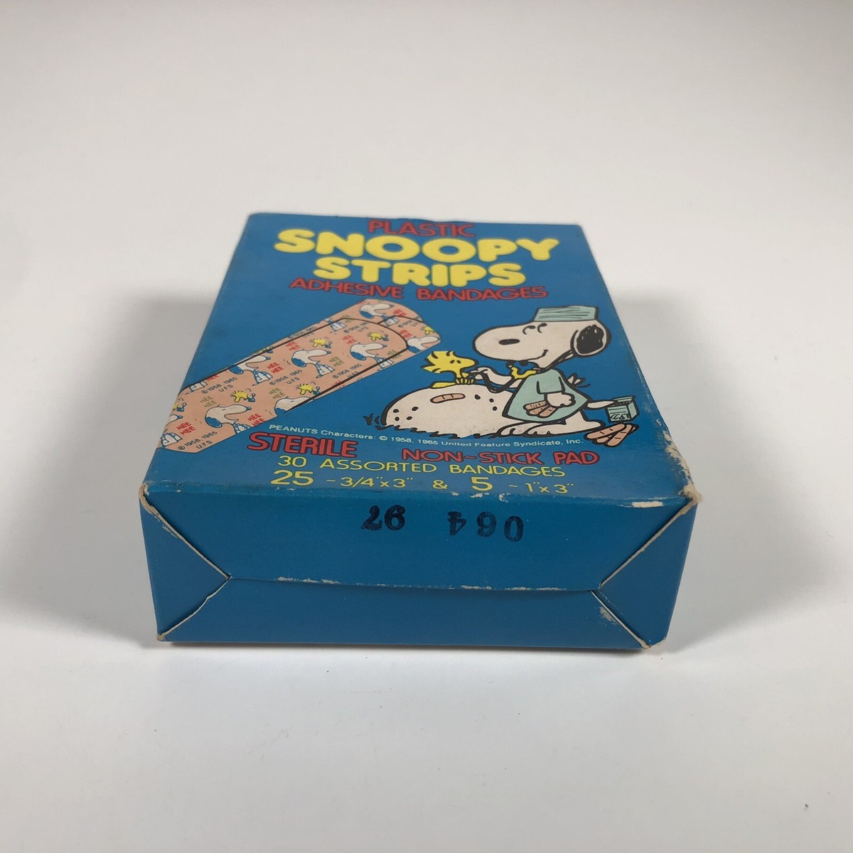 Vintage Peanuts Snoopy Strips Plastic Adhesive Bandages (band AIDS