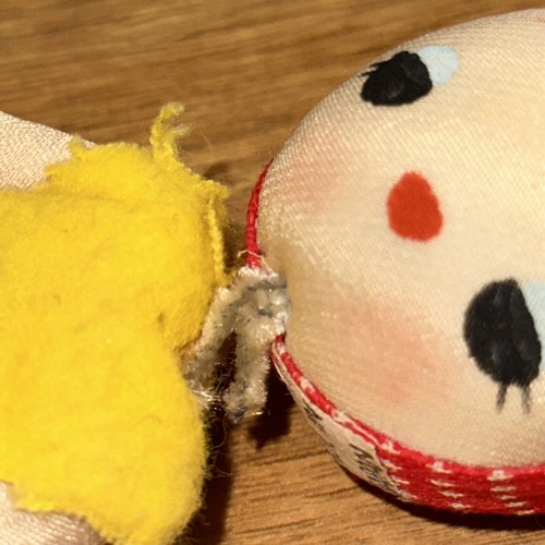 Muñeca abrazadora de rodilla vintage Japón ojos grandes fieltro pintado a mano traje a cuadros - Imagen 8 de 9