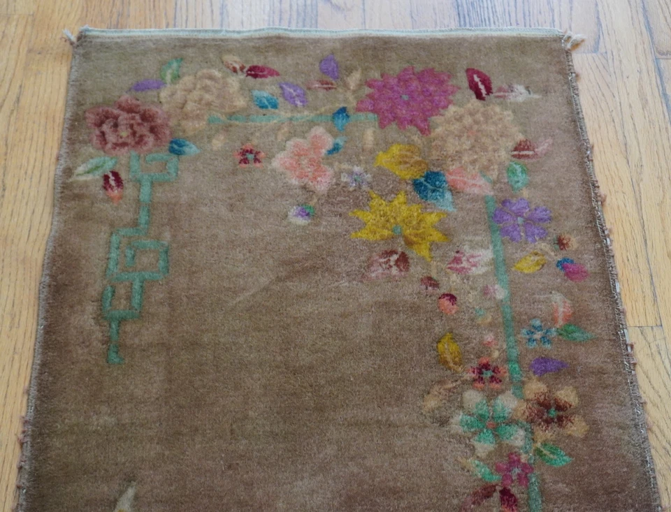 Alfombra oriental antigua Art Deco china de 2' x 4' anudada a mano de lana dorada floral Foto 3 de 4