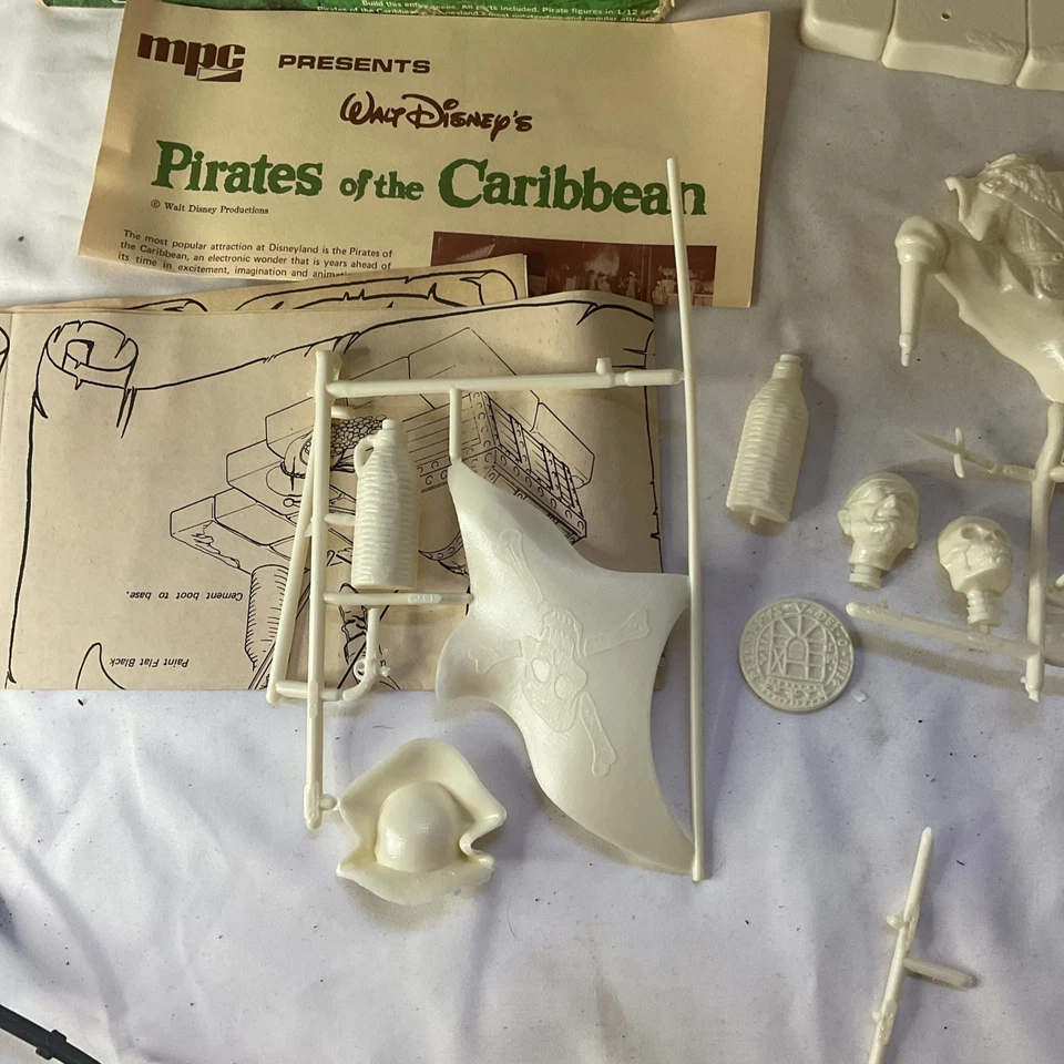 MPC Disney Pirates of the Caribbean model kit HOIST HIGH THE JOLLY ROGER VTG - Image 4 of 4
