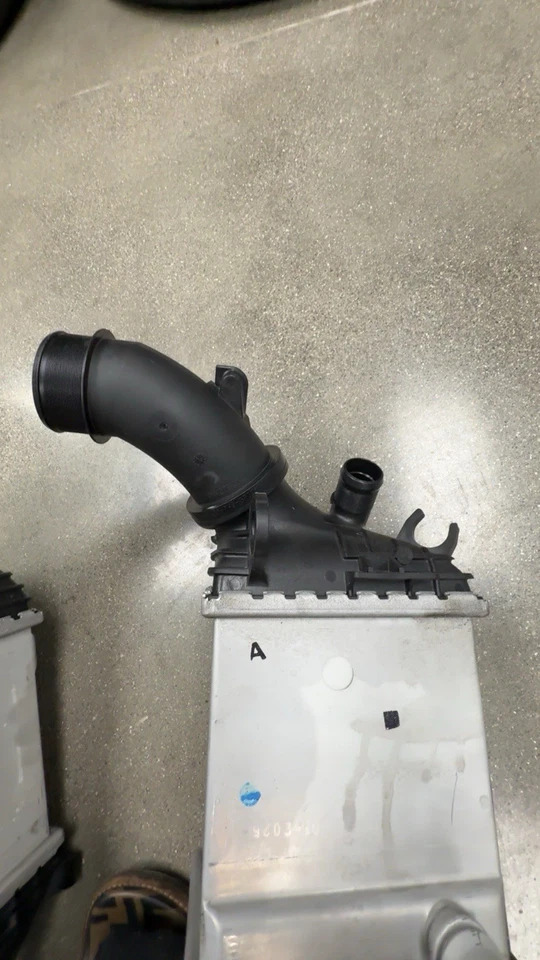 JUEGO INTERCOOLERS IZQUIERDO Y DERECHO ORIGINALES BMW M5 G90/G99 OEM Foto 3 de 4