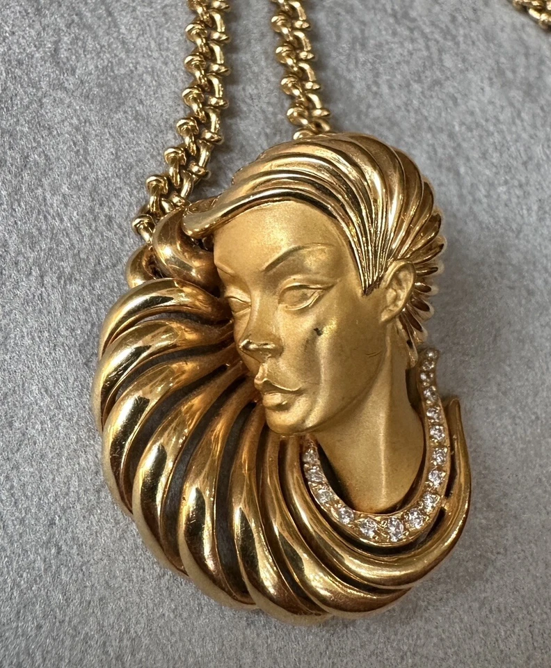 Collar Colgante Cara Esculpida Carrera y Carrera en Oro Amarillo 18k - HM2028AS