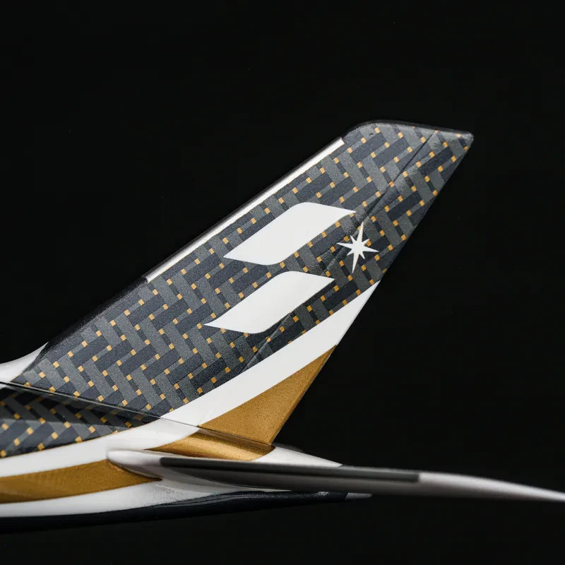 STARLUX | A350-1000 1:200 Aircraft Model (Carbon Fiber Livery) (B