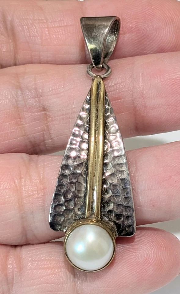 Colgante de 2" de plata esterlina martillada de diseño vintage SJ de 10 mm de perlas de agua dulce Foto 2 de 4