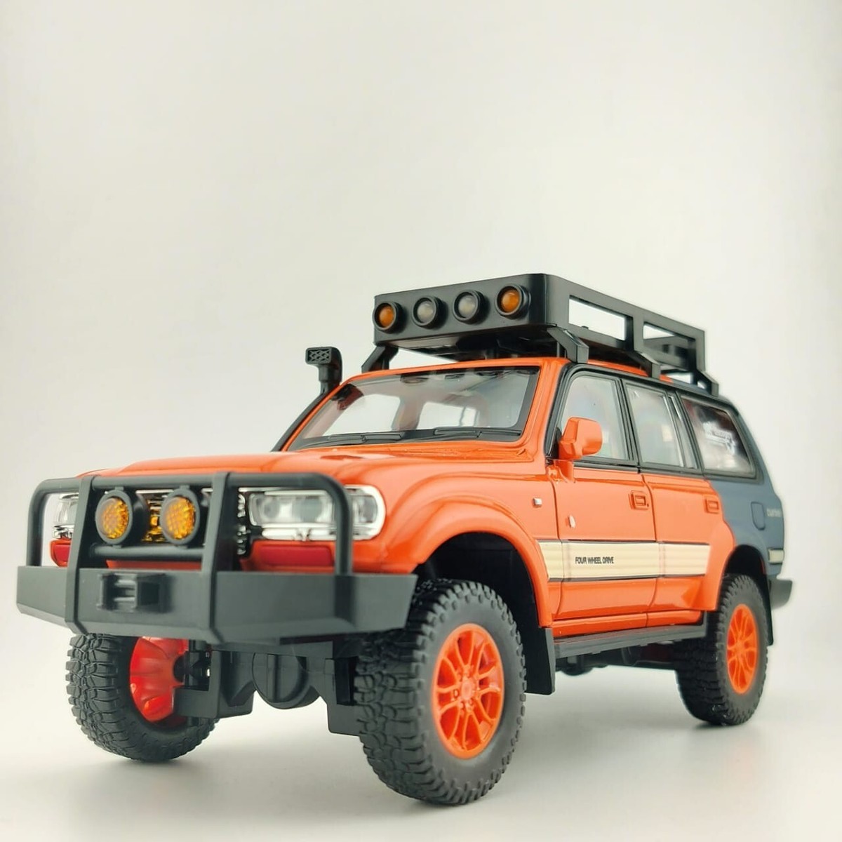Toyota Land Cruiser 80 1:24 Scale Model (Official Licensed