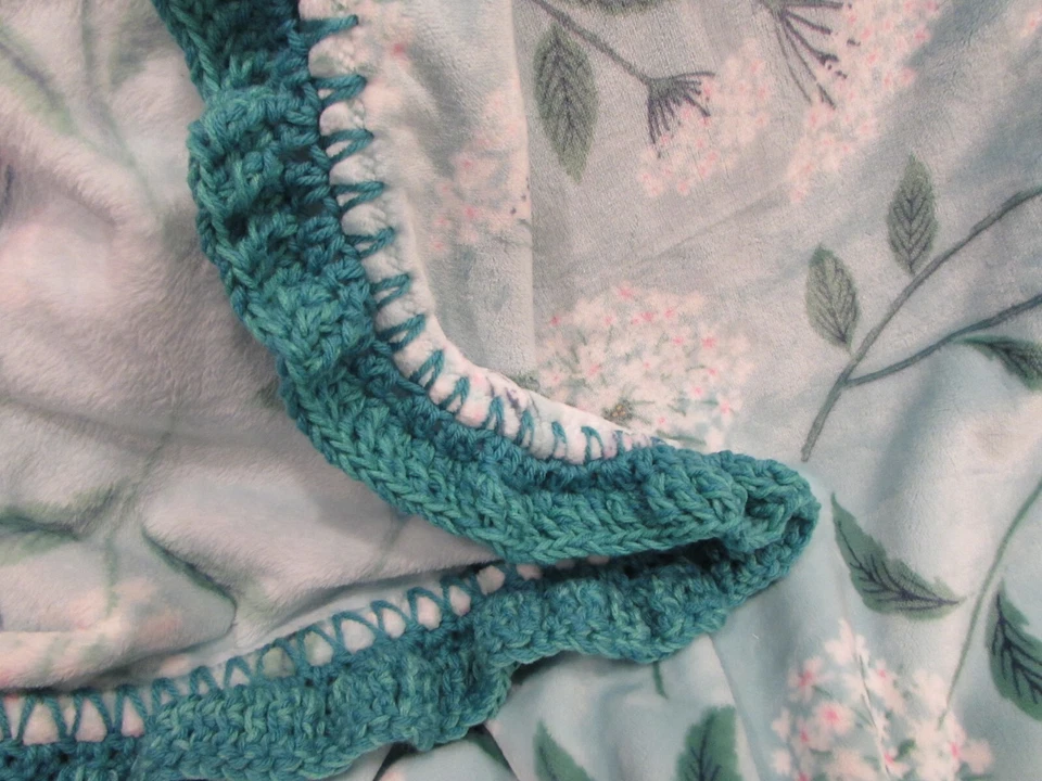 Manta de felpa reversible de gran tamaño turquesa y blanco ganchillo de diseñador Foto 4 de 4