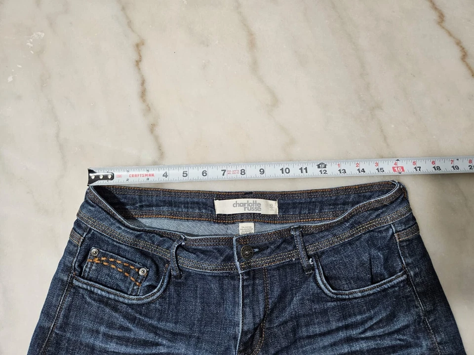 Pantalones cortos de mezclilla Charlotte Russe para mujer talla 10 desgastados lavado oscuro elásticos Foto 2 de 4