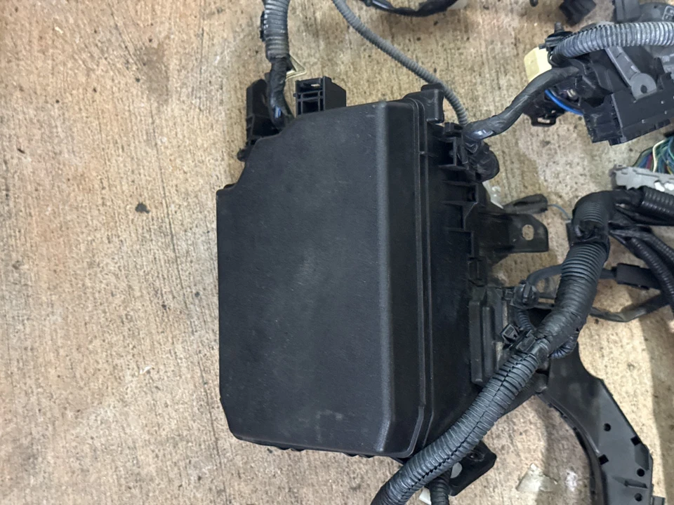 Arnés de cableado para sala de motores Toyota Corolla 2014-2016 82115-0ZB50 OEM Foto 3 de 4