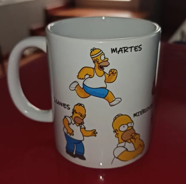 Taza de Homer días de la semana. Diseño gracioso de los Simpson. Cerámica.