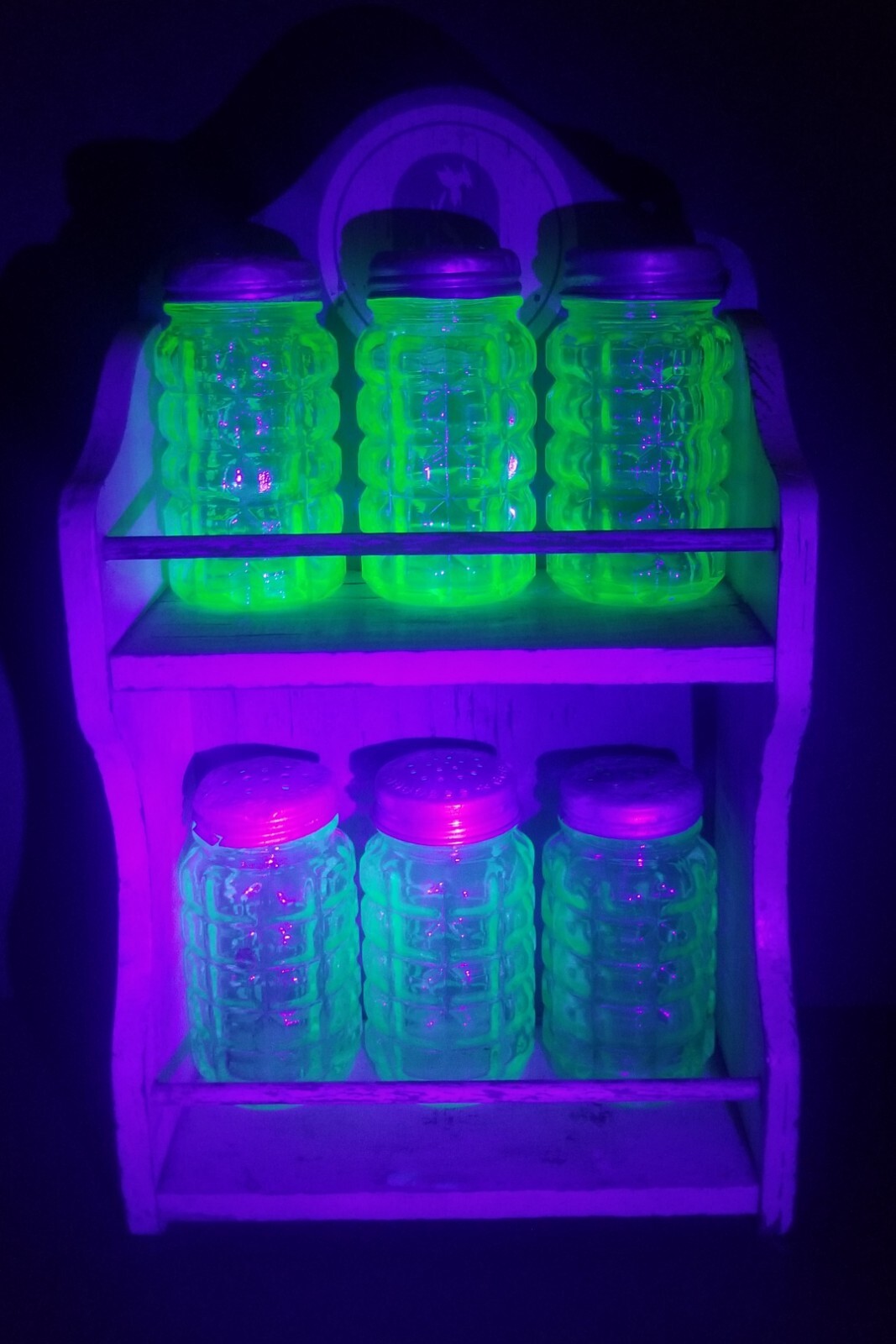 6 Vintage Hazel Atlas Green Uranium Glass Salt Pepper Shakers Vintage Spice  Rack, image size:1067x1600