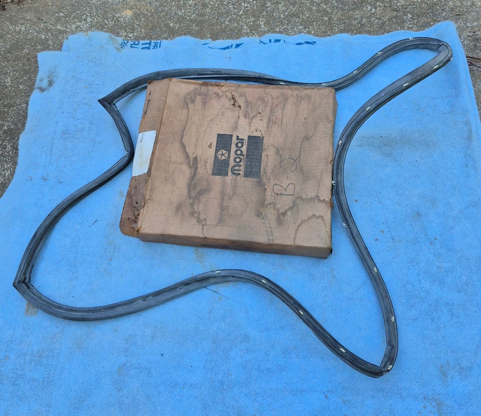 Fury Monaco 1974-1977 T&C Wagon Nuevo de Lote Antiguo MoPar Puerta Trasera Izquierda Impermeable Foto 2 de 3