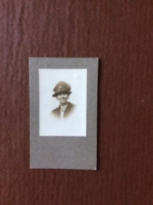 P4a kleines Vintage Bw Foto Frau mit Hut auf Karte