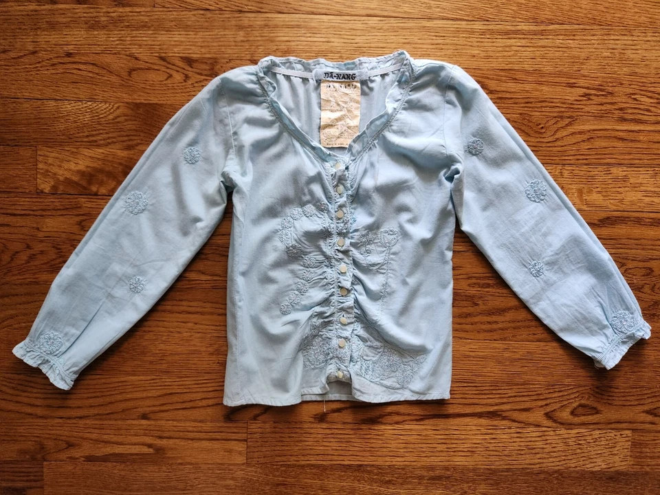 LOTE DE DOIS blusas femininas DA-NANG 6 mangas compridas brancas, azuis bordadas com lantejoulas - Imagem 2 de 4