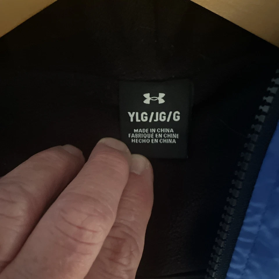 CHAQUETA GRANDE UNDER ARMOUR NIÑOS YLG JUVENTUD SUDADERA CON CAPUCHA CREMALLERA FORRADA POLAR AZUL/NEGRO Foto 3 de 4