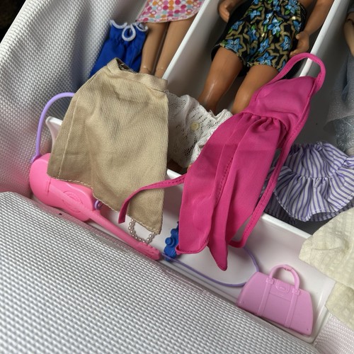 Tara Rolling Barbie Case with 6 Dolls Princesses Outfits And Accessories - Picture 5 of 9