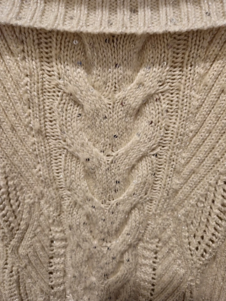 Suéter Tejido con Cable Brillante Crema Fuera del Hombro Lentejuelas Medianas WHBM Vacaciones  Foto 2 de 4