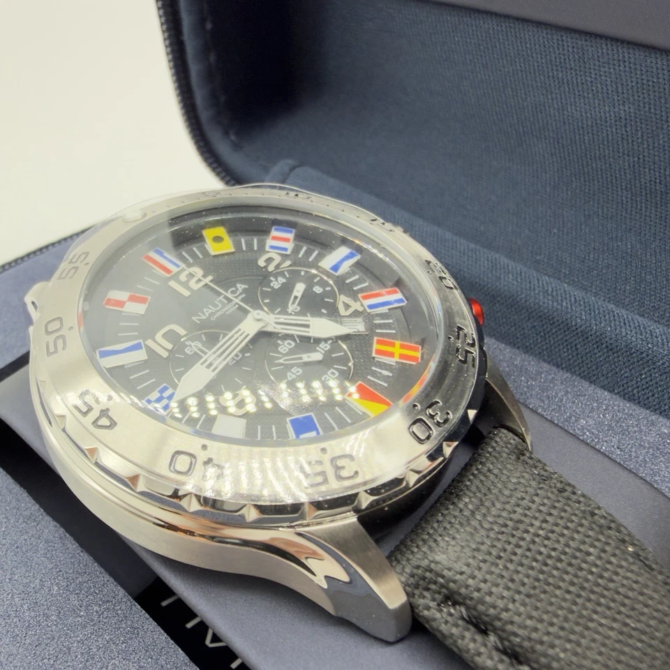 Reloj de cuarzo Nautica para hombre 'NST 12 FLAGS' con correa de goma N16553G Foto 3 de 4
