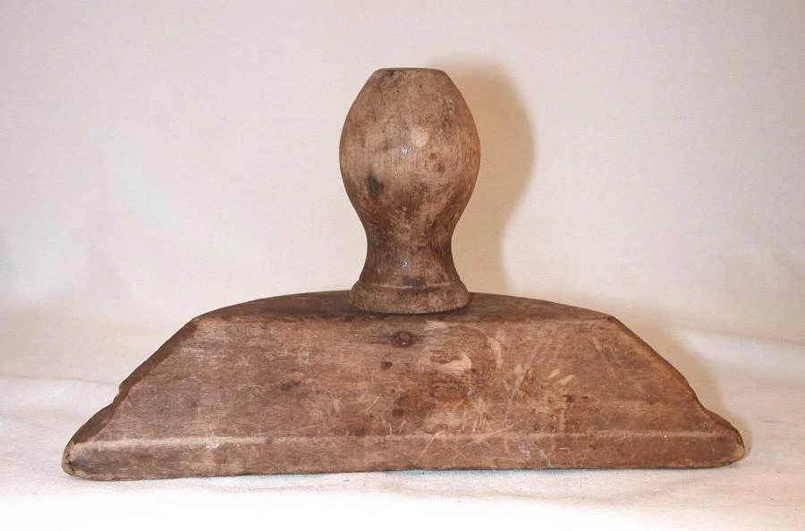 Antique Pennsylvania Carved Softwood Half-round Pineapple Design Butter Print - Image 2 of 4