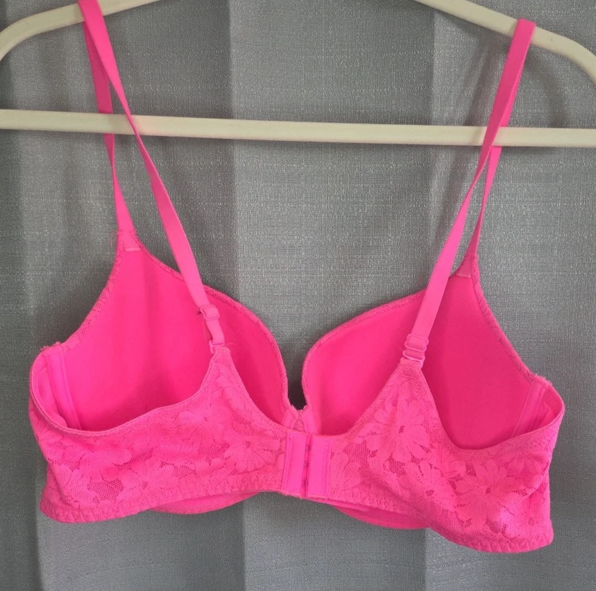 Sujetador con aros acolchado rosa intenso No Boundaries talla 40C Foto 3 de 4