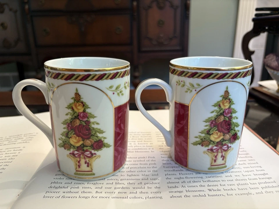 Royal Albert 2001 Old Country Roses Seasons of Colour Christmas Set of 2 Mugs - Image 4 of 4