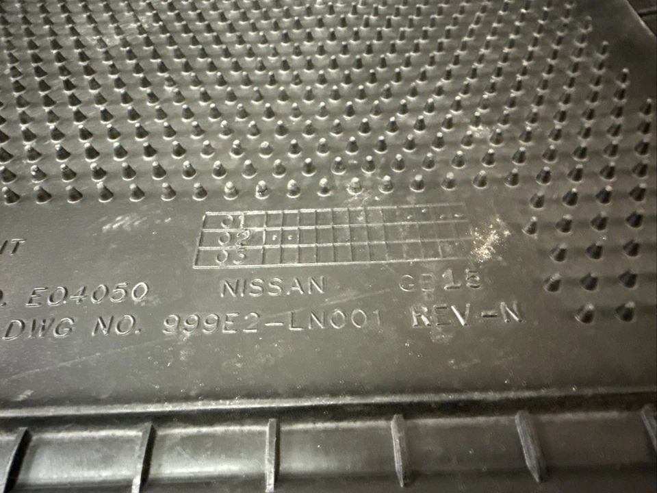 Alfombrilla trasera derecha Nissan Sentra SE-R 2002 P/N 999E2-LN001 Foto 4 de 4