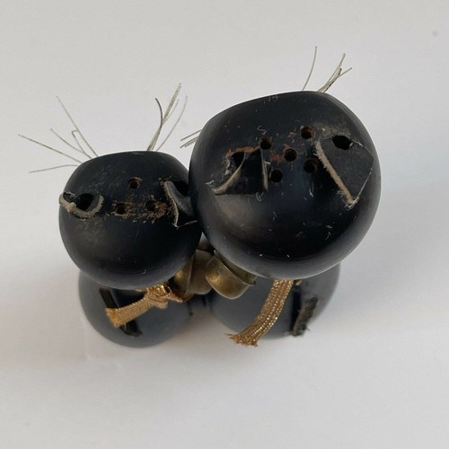 Vintage Black Cat Kitten Wood Salt and Pepper Shakers Magnetic Japan - Picture 3 of 6