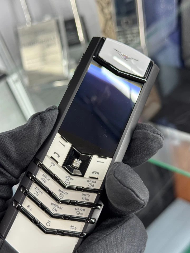 Vertu Signature S Design Black White  - 4 GB - Diamond (Unlocked) - Image 2 of 4