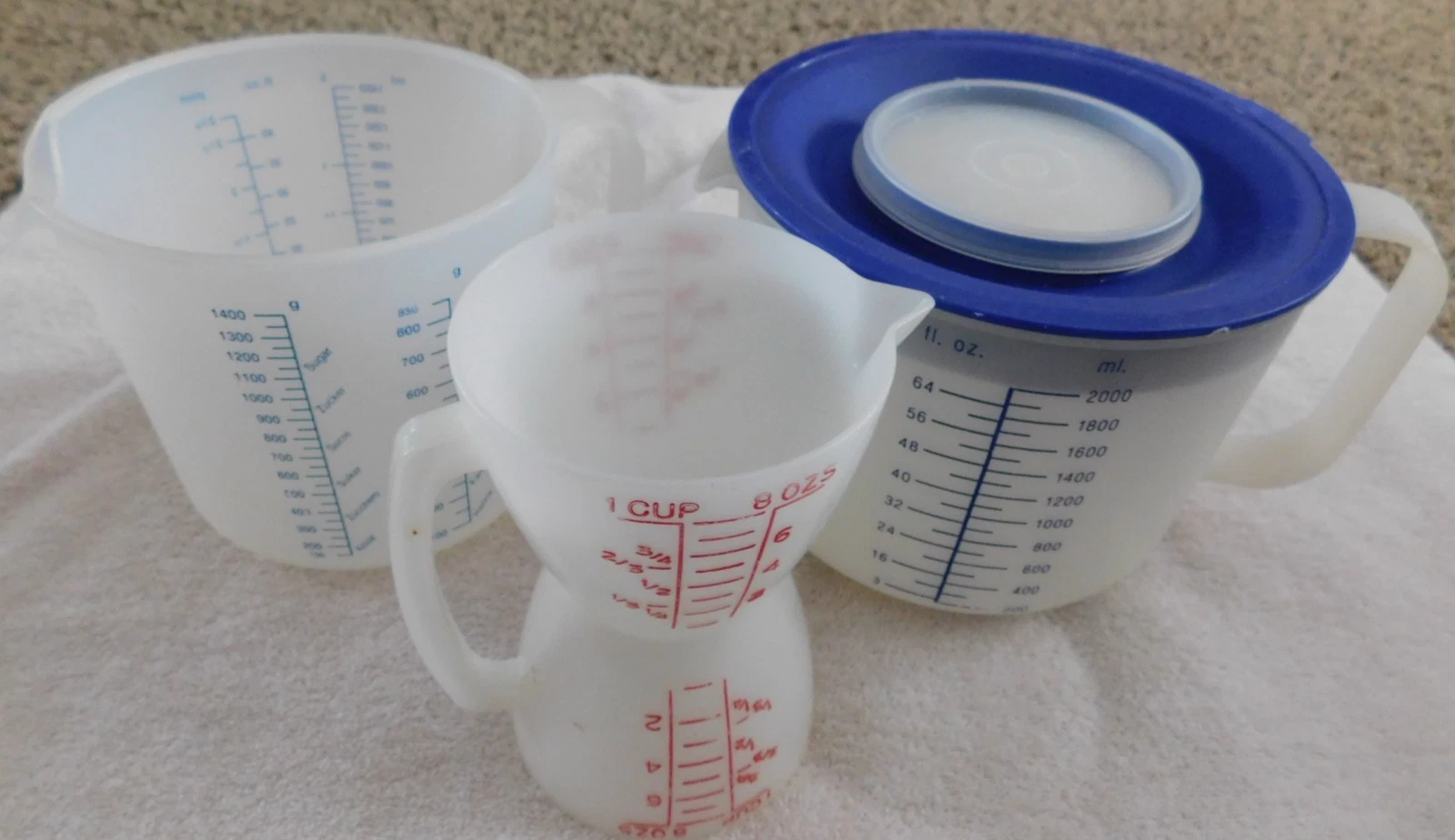 26-506 3 Vintage Two Sided marking Tupperware Measuring Cups Pitchers Mix n Go +