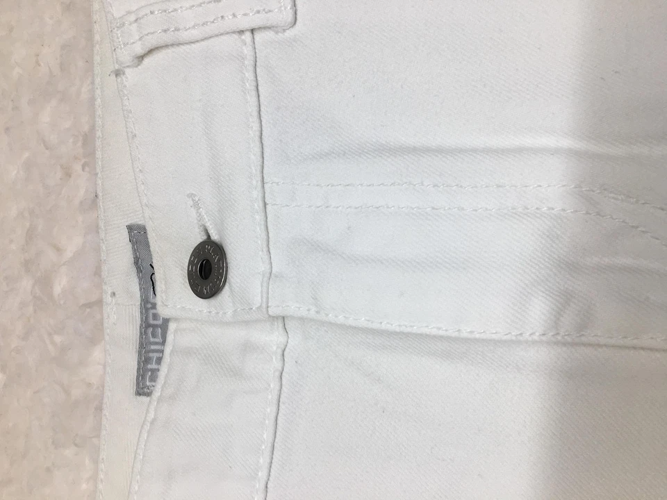 Pantalones de mezclilla Chicos Platinum para mujer talla 0 cortos blancos de pierna recta elásticos Foto 3 de 4
